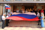 Ко Дню России в администрации Казбековского района торжественно развернули государственный флаг