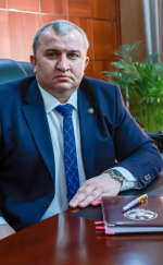 Гаджимурад Мусаев поздравил жителей Казбековского района с Днём Государственного флага