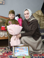Юная волонтерка Айшат Гасанова из Гуни получила в подарок планшет от главы района