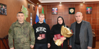 Гаджимурад Мусаев передал ордена Мужества семьям погибших героев из Казбековского района - Казбековский район