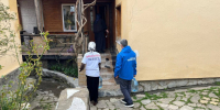 Волонтерский штаб Казбековского района совместно с КЦСОН продолжает раздачу воды социально незащищенной категории граждан - Казбековский район
