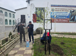 В преддверии Дня Победы в Казбековском районе началась уборка территорий вокруг памятников и мемориалов